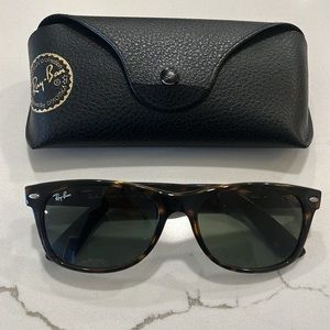 Ray Ban Wayfarer in tortoise
